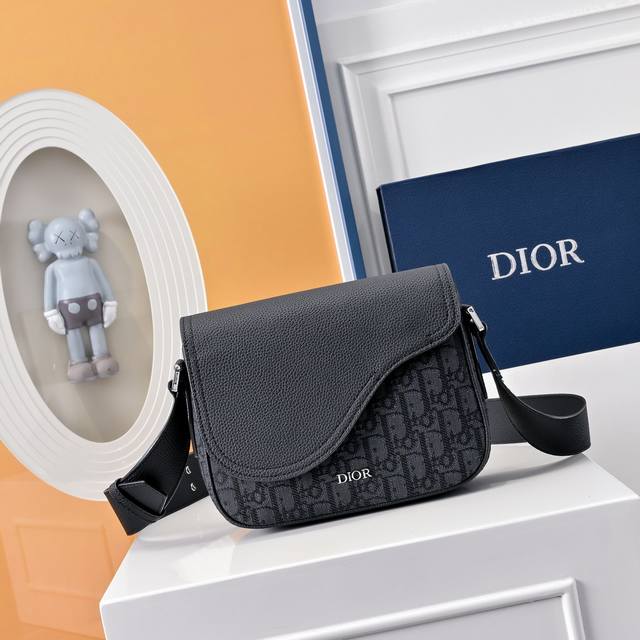 With a complete set of folding gift boxes Di.Or Mini Saddle Messenger Bag is exq