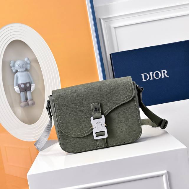 Comes with a full set of folding gift boxes This saddle clutch with shoulder str