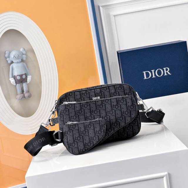 Comes with a complete folding gift box New to the Fall 2023 Men's collection, th