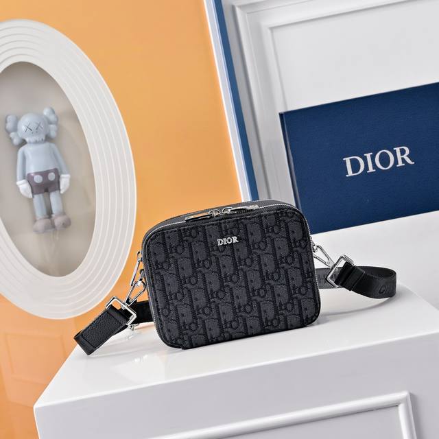with a full set of folding gift boxes This bag is actually unisex, Essentials se