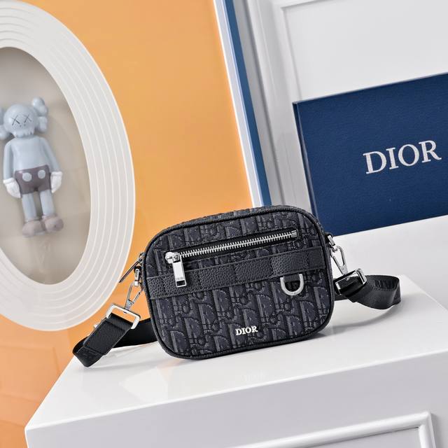 Comes with a complete folding gift box This classic Safari messenger bag with sh