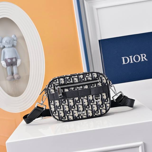 Comes with a complete folding gift box This classic Safari messenger bag with sh