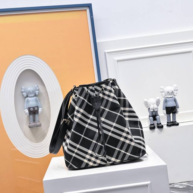 The new plaid bucket bag in the folding box is really easy to carry. The shoulde