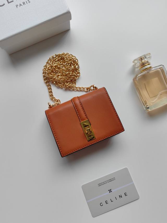 Celine's latest chain card holder, Triomphe flap chain card holder, can be worn