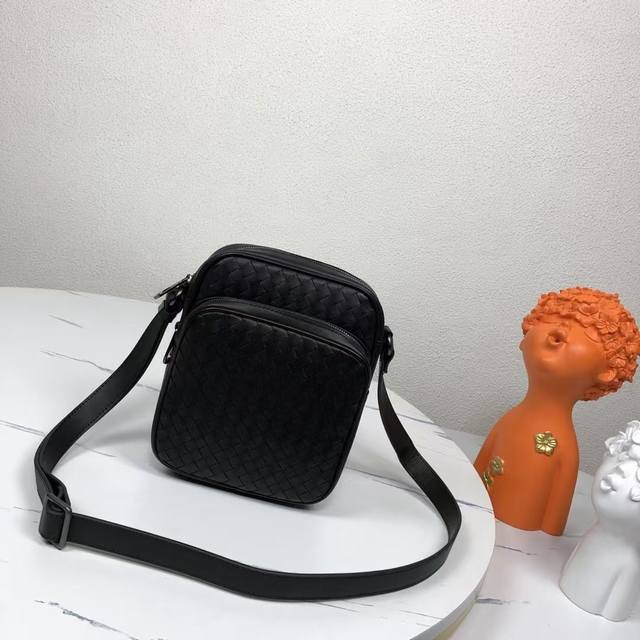 Bv men's one-shoulder small crossbody messenger bag. The bag is so simple and ha