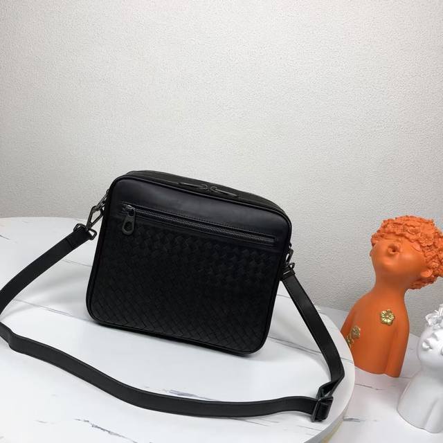 Bv Bottega Veneta original men's crossbody shoulder bag is made of imported waxe