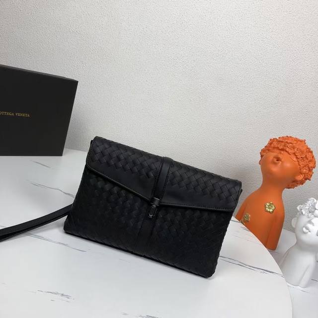 Bv casual clutch bag with box is made of imported waxed cowhide, with a unique d
