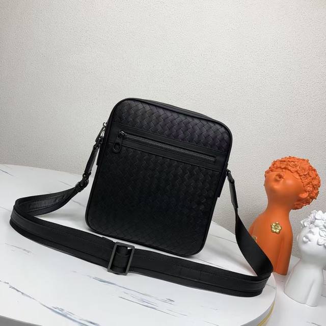 Bv men's messenger bag is so simple and has no secrets. It is well known to the
