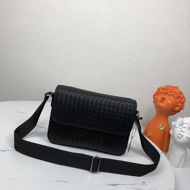 Bv woven messenger bag is a popular item. This messenger bag is made of pure han