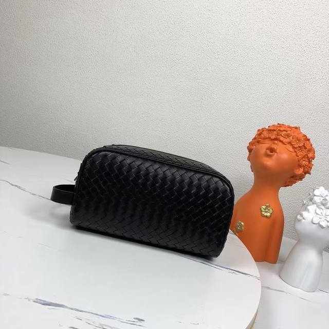 Bv pillow clutch bag is simple and handsome. It is made of imported waxed cowhid