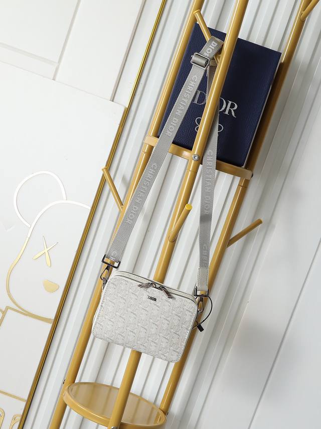 The most advanced version on the market, welcome to compare Zippered Clutch with