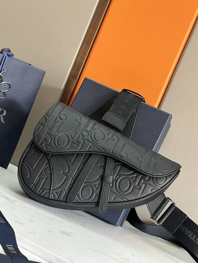 A sleek and timeless bag. Dior Gravity print leather is embossed in grey calfski