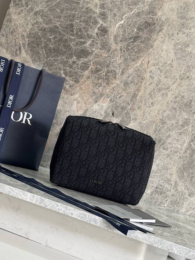 P This travel clutch is both practical and stylish. Crafted from beige and black
