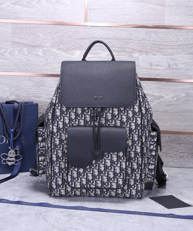 Top Original This Saddle backpack features a stylish and original design that hi