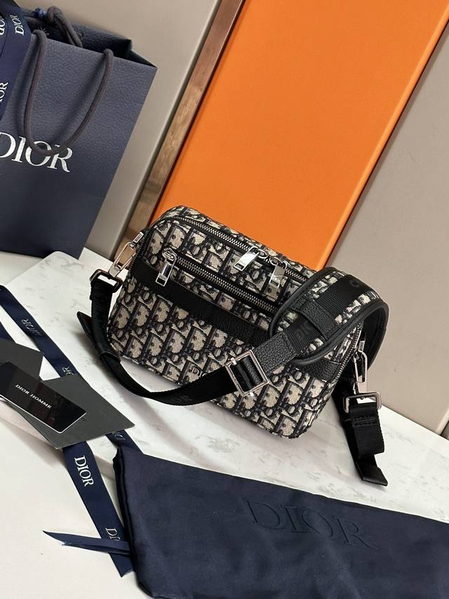 with original box [gun color hardware] This year's latest camera bag La Dior. Ho