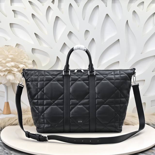 Dior - Dior's latest handbag travel bag, synchronized with the official website.