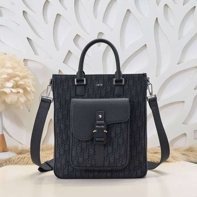 Dior - Dior's latest saddle shopping bag handbag, synchronized with the official