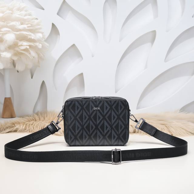 Dior - Dior counter's latest men's messenger bag shoulder bag. The original qual
