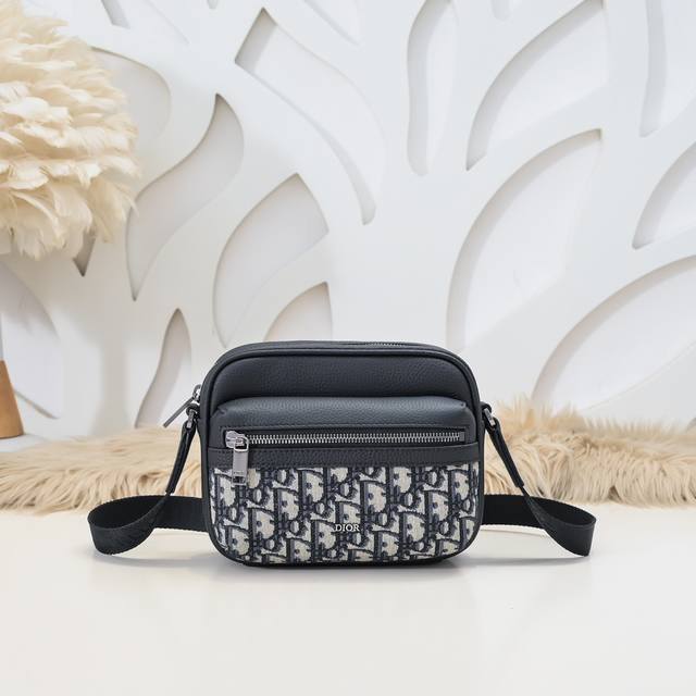 Dior - The latest messenger bag from Dior counters. New autumn and winter produc