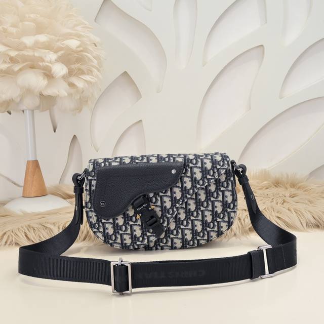 Dior - Dior's latest saddle crossbody bag. Original quality. This is a new produ