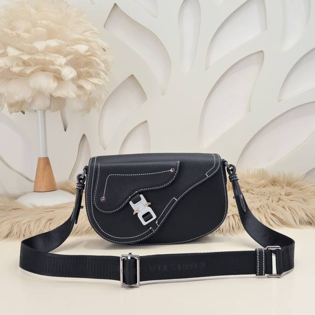 Dior - Dior's latest saddle crossbody bag. The original quality is synchronized