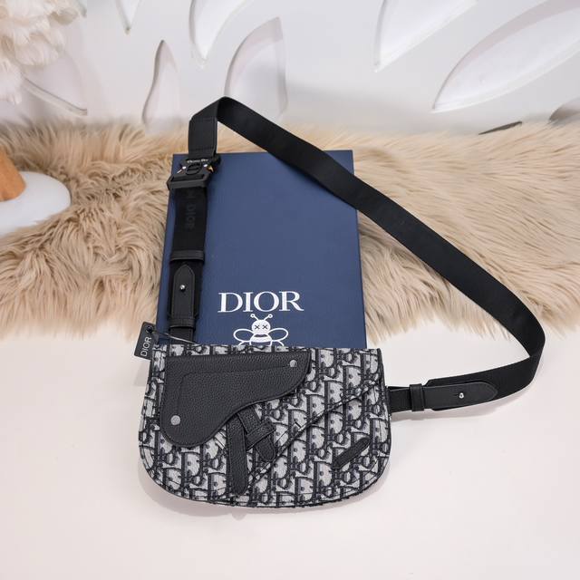 Dior - Dior's latest saddle clutch bag. Original quality. This is a new product