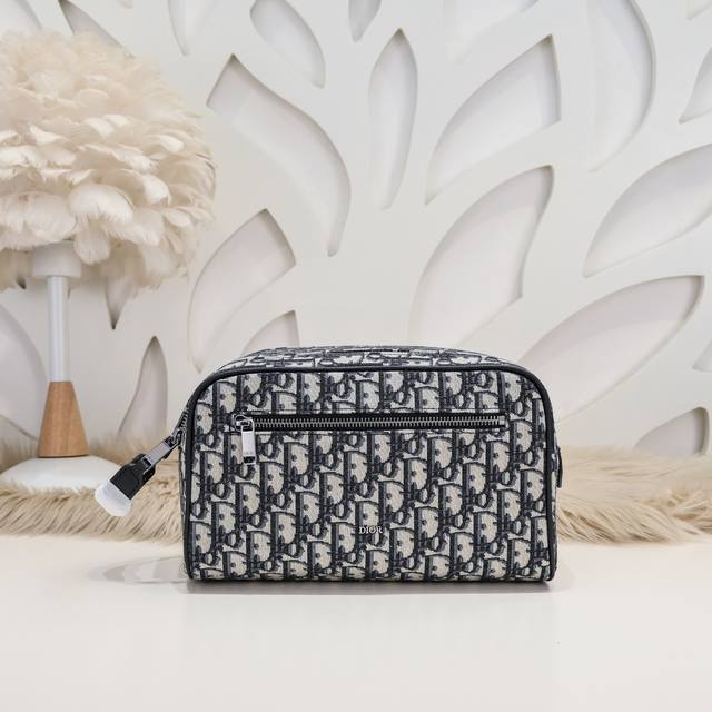 Dior - Dior's latest clutch bag. Original quality from the official website. Thi