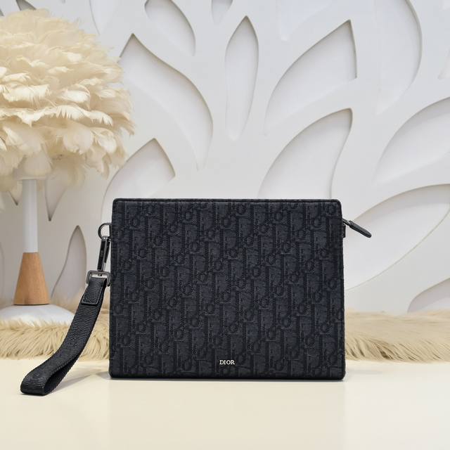 Dior - Dior's latest clutch bag. Original quality from the official website. Thi