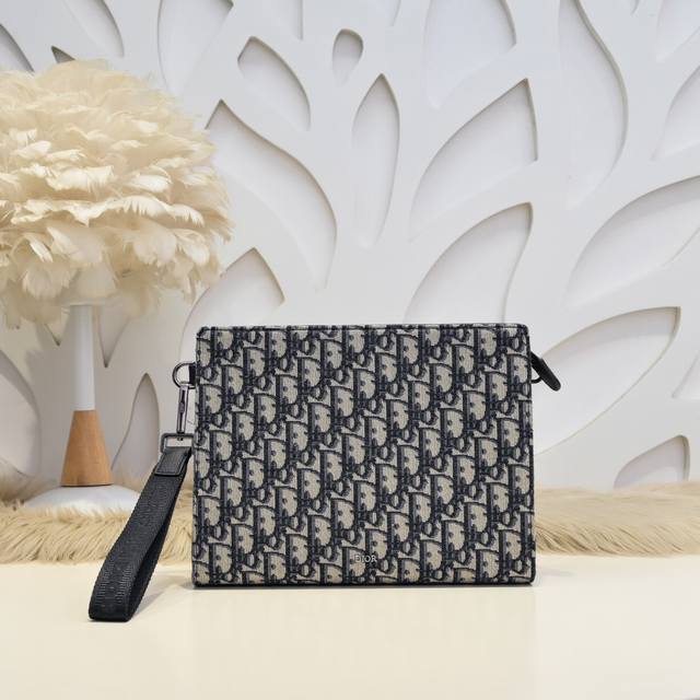 Dior - Dior's latest clutch bag, original quality from the official website. Thi