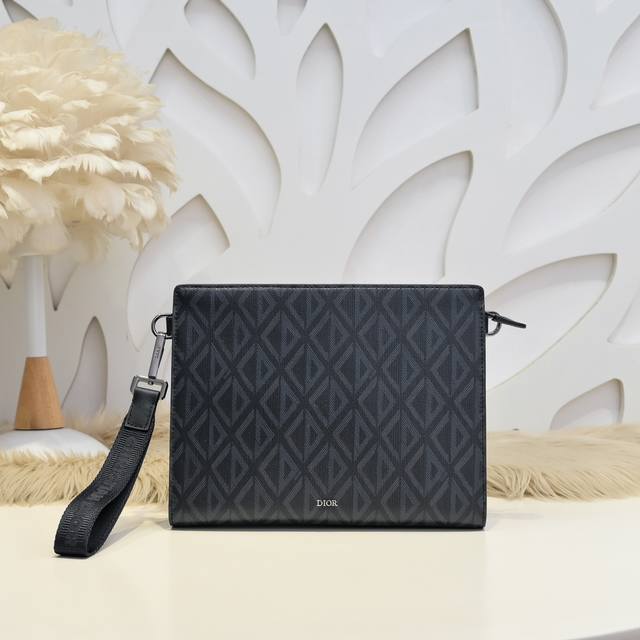 Dior - Dior's latest clutch bag. Original quality from the official website. Thi