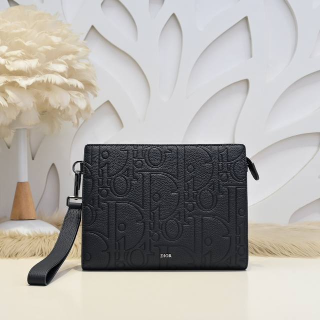 Dior - Dior's latest clutch bag. Original quality from the official website. Thi