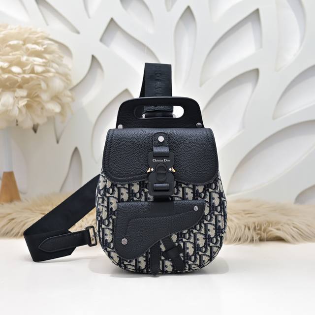 Dior - Dior's latest saddle shoulder bag. The official website is synchronized.