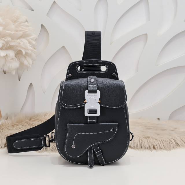 Dior - Dior's latest saddle shoulder bag. Mini shoulder bag. Original quality. M