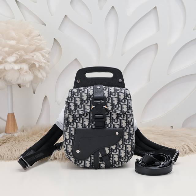 Dior - Dior's latest saddle backpack. The official website is synchronized. The