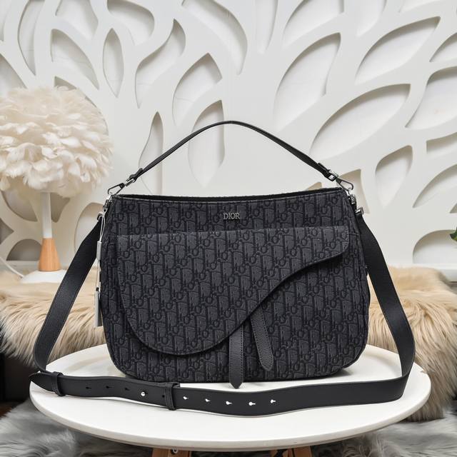 Dior - Dior's latest saddle shoulder bag. Original quality black cloth with leat