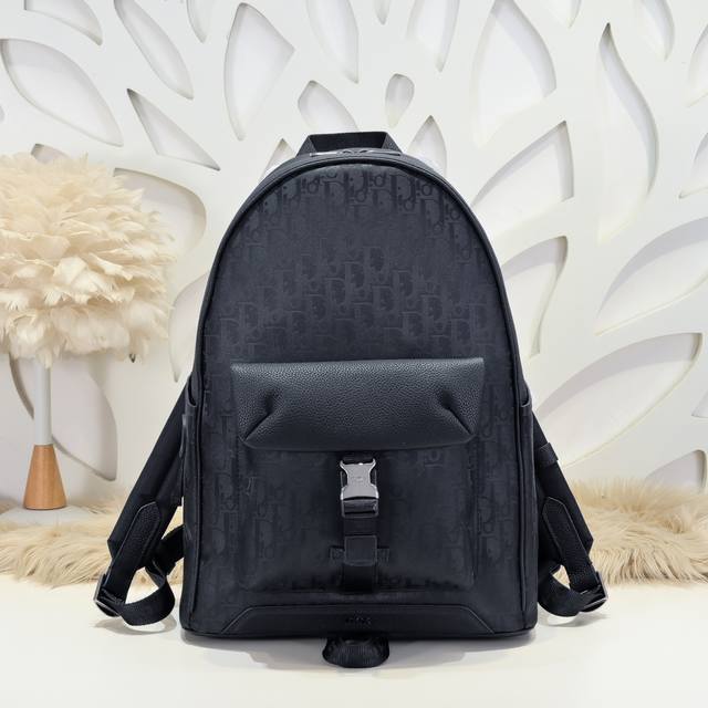 Dior - Dior's latest men's backpack. Original quality from the official website.