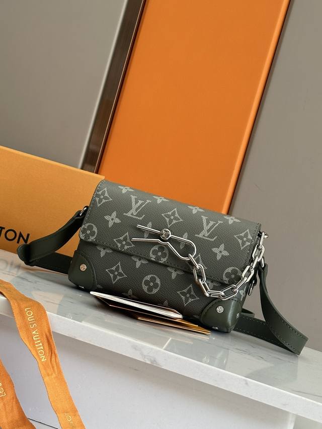 Top-grade original development, all-steel hardware This Steamer mini handbag com