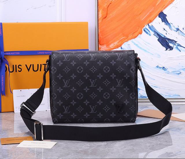 Original quality: original hardware Stylish and easy to line messenger bag, this