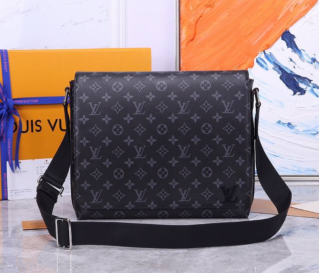 Top original quality: original hardware The District medium handbag has a large