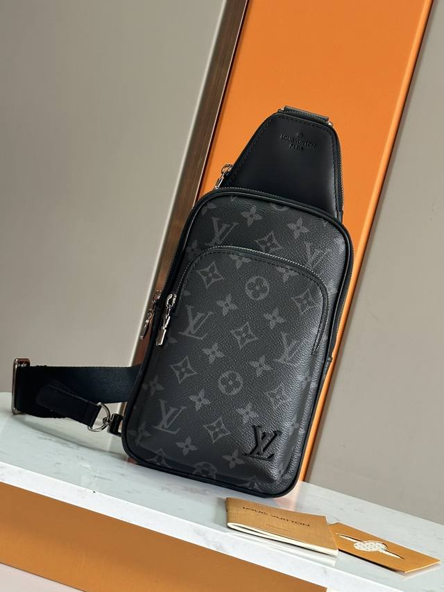 Top-grade original design, all-steel hardware This Avenue shoulder bag uses Mono