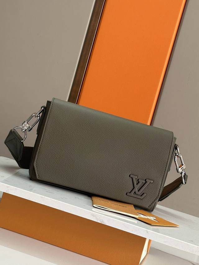Top original original development, all steel hardware This Pilot mini handbag is