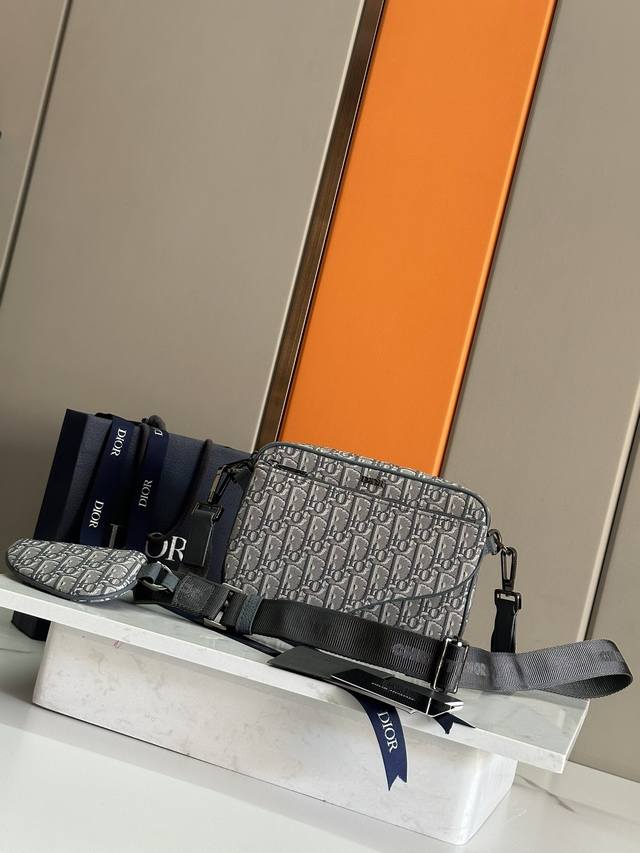 Top Original This three-piece saddle bag is new to the Fall 2024 Men's collectio
