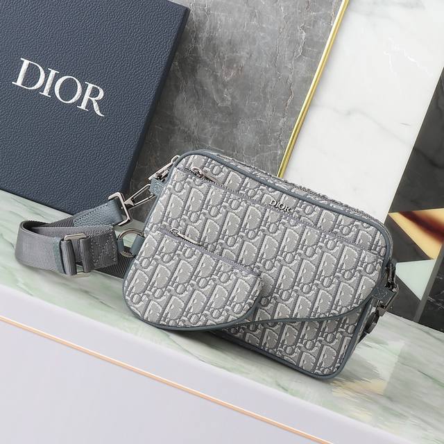 This three-piece Saddle bag is crafted in dark grey Oblique print fabric for a s