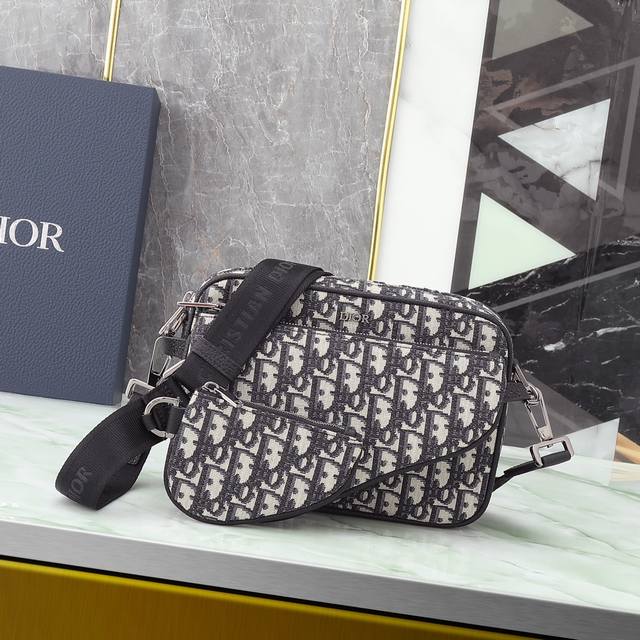 New to the Fall 2023 Men's collection, this three-piece Saddle bag is crafted in