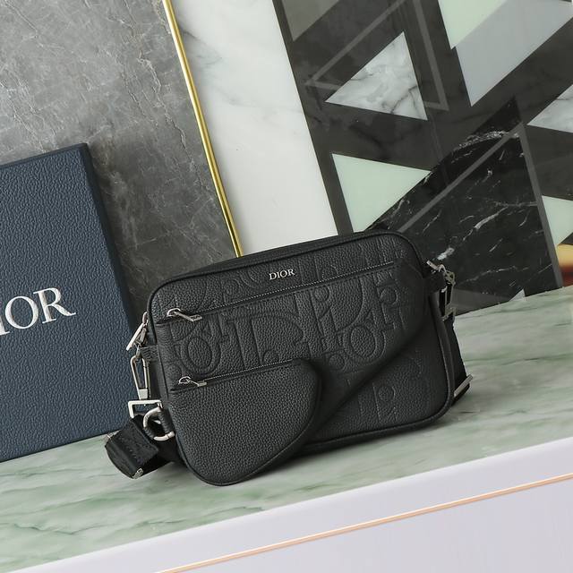 Saddle 3-piece bag Black Dior Gravity print effect leather... 30,000 Code: 1Adpo