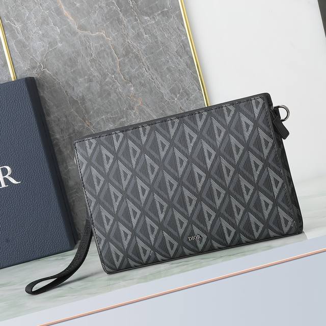 This clutch is a Dior staple. Crafted in black Oblique print fabric, inspired by