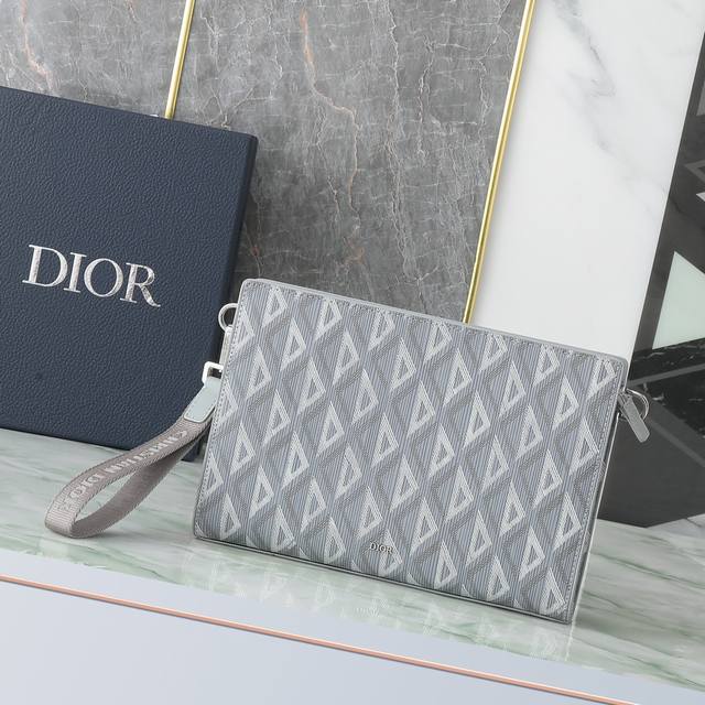 This clutch is a Dior staple. Crafted in Oblique Grey fabric, inspired by the Di