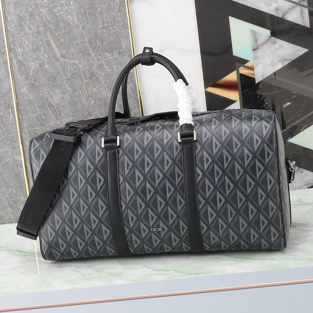 Original Dior Lingot 50 Duffel is a new Dior classic, practical and elegant. Cra