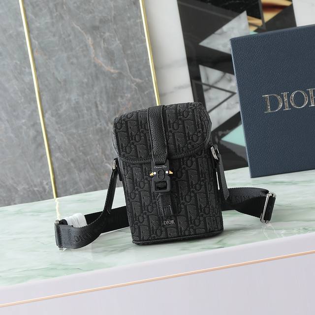 No.:2Htca544Yky_H03E This vertical flap messenger bag is a new product in the su