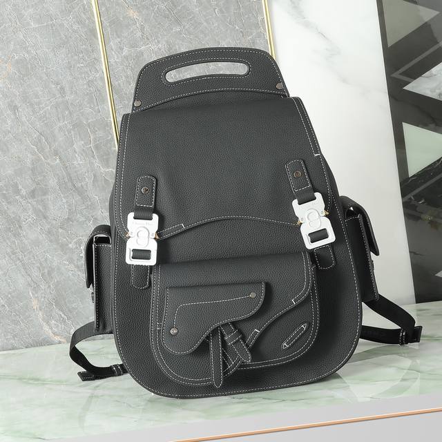 This large Gallop backpack features a stylish and original design that highlight